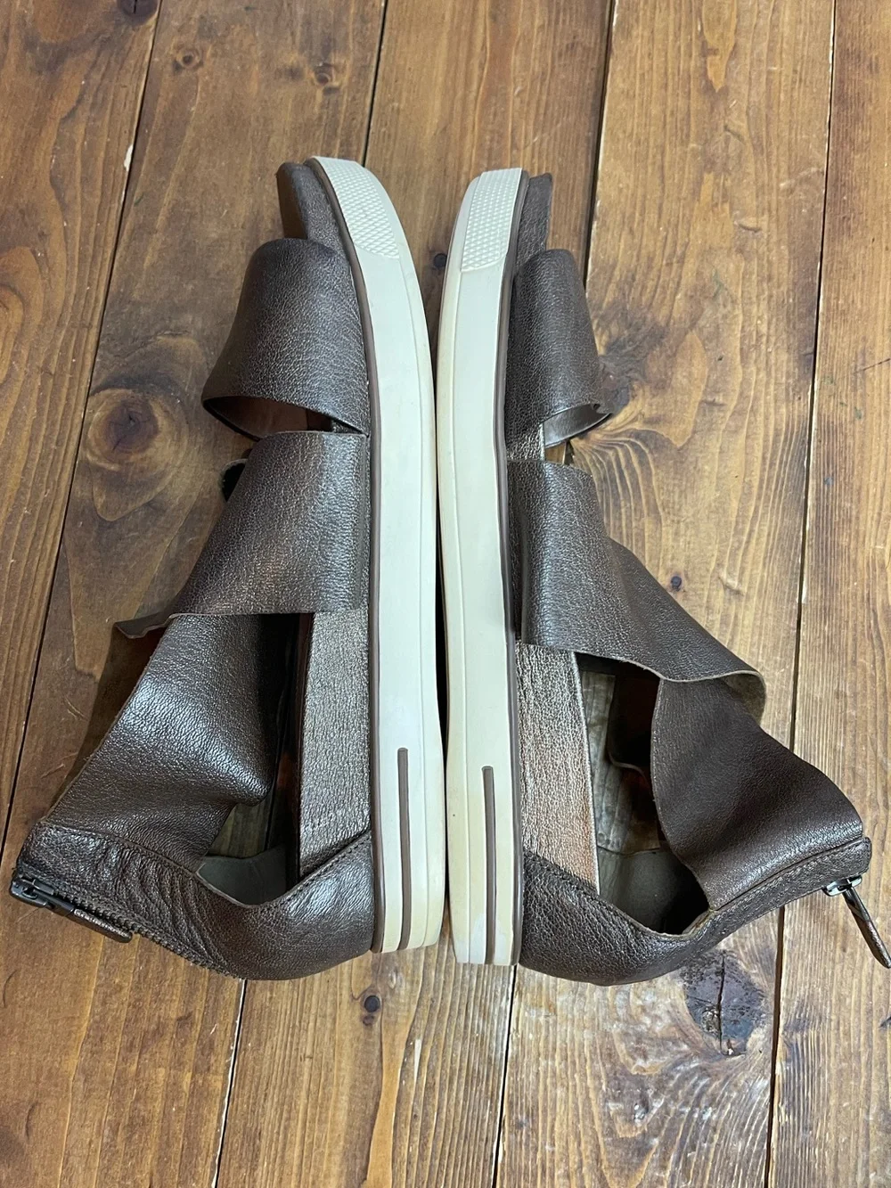 Eileen Fisher sport platform sandals tumbled bronze metallic leather size 9
